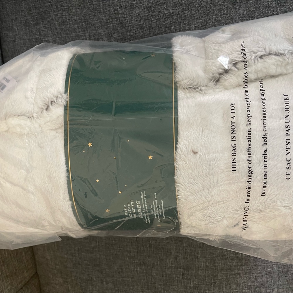 Bath & Body Works Soft & Cozy 2023 Faux Fur Throw Blanket 50"x60" 2022 Christmas - Picture 2 of 5